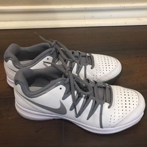 Nike vapor court tennis shoes size 9